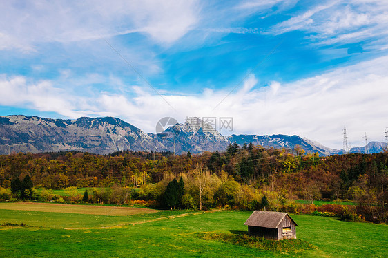 公共汽车上看斯洛文尼亚阿尔卑斯山的山脉图片