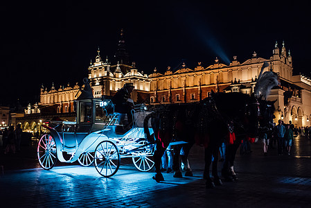 夜老广场克拉科夫发光的马车图片