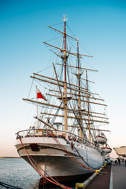 旧帆船,护卫舰停泊波兰格丁尼亚港旧的帆船,停泊港口的护卫舰图片