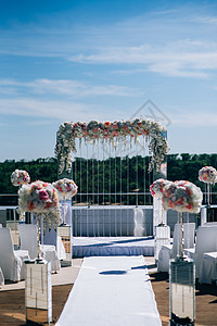 一束鲜花婚礼装饰来自鲜花婚礼拱门的仪式背景