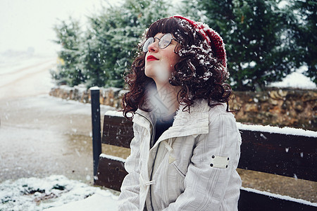 轻的女人享受着下雪的天图片