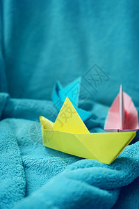 布海中的彩色纸船图片