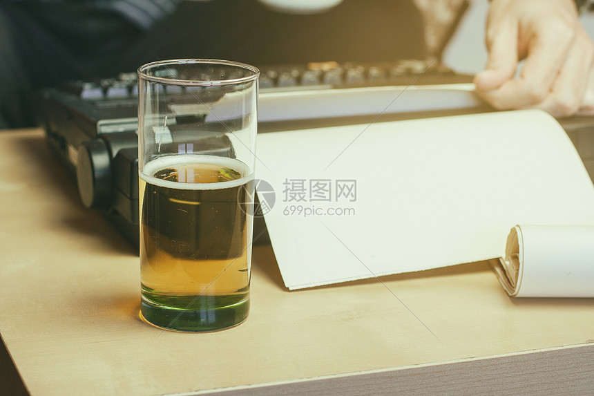 轻人家写东西喝啤酒高清图片下载-正版图片300138721-摄图网