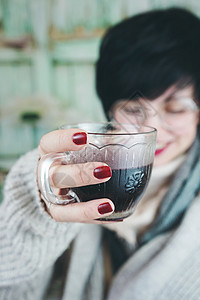 轻的女人喝了杯凉茶图片