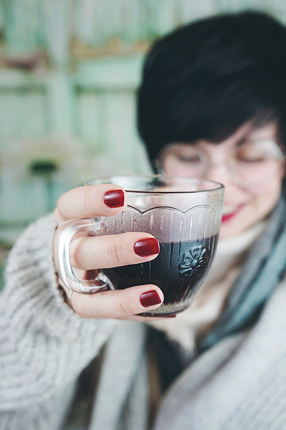 轻的女人喝了杯凉茶图片