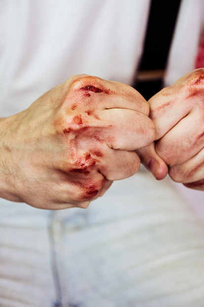 带着血的男人拳头