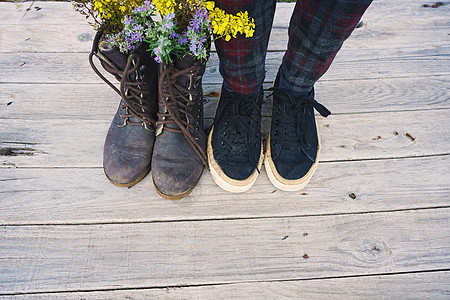 老式的形象,旧靴子里装满了鲜花图片