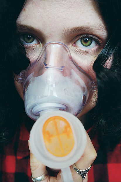 哮喘发作的轻女人图片