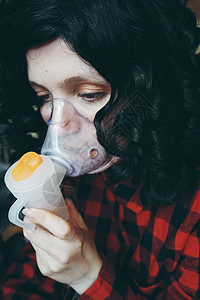 哮喘发作的轻女人图片