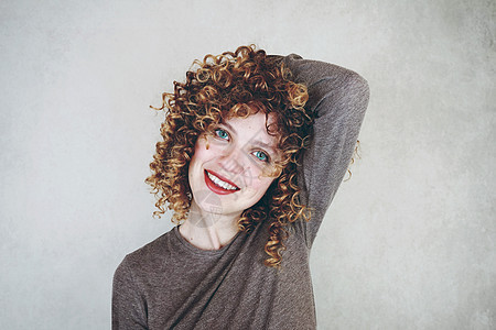 轻微笑的金发女人图片
