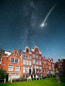 晚上,星光下坠落的星星阿姆斯特丹历史纪念碑Begijnhof图片