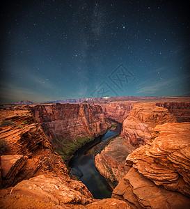 大峡谷夜灯光下,天空中的星星高清图片