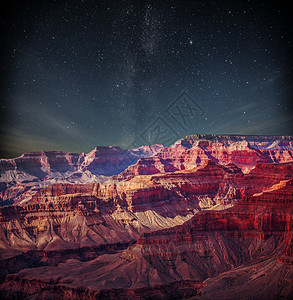 大峡谷夜灯光下,天空中的星星图片