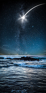 天空中的星星夜晚照耀着大海图片