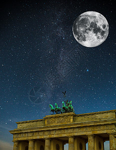 勃兰登堡大门之夜恒星的照耀下,银河系图片