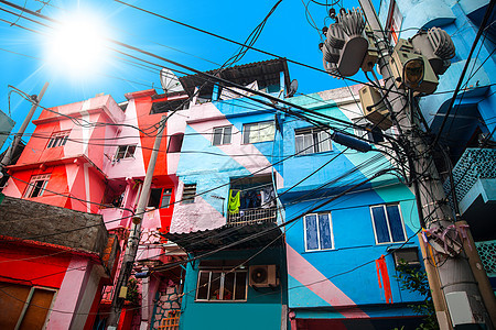 巴西里约热内卢贫民窟五颜六色的彩绘建筑图片