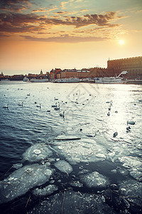 冬季,冰冻的河流观看斯德哥尔摩的GamlaStan地区图片