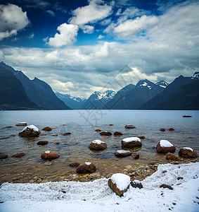 冬季景观山中的海洋湾图片