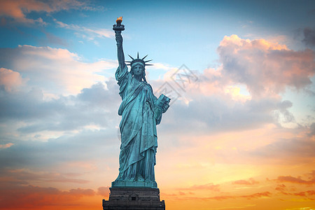 彩色黎明天空背景下的自由雕像图片