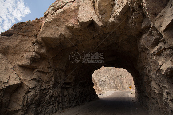 穿过山上的洞穴安斯山脉,阿塔卡马,秘鲁图片