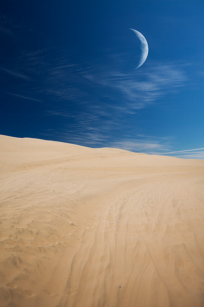 游客阿塔卡马沙漠的沙丘上旅行南美秘鲁华卡奇纳绿洲月亮照耀着