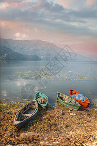 菲瓦湖尼泊尔大湖泊,位于波哈拉山谷附近的城镇山萨朗科特图片