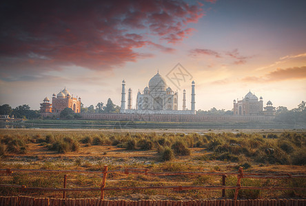 泰姬陵印度乌塔尔邦阿格拉市雅穆纳河南岸的白色大理石陵墓图片