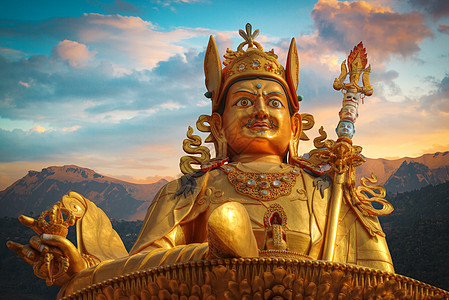黄金大师仁波切雕像矗立加德满都尼泊尔图片