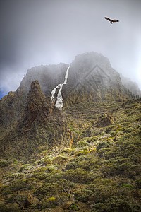 瀑布山间流动岩石悬崖图片