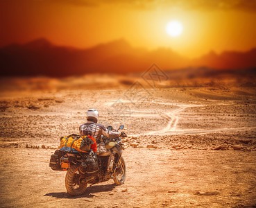 阿塔卡马的自行车手独自沙漠中旅行图片