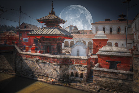 月亮尼泊尔加德满都的帕舒帕蒂纳特寺庙里,排排的寺庙神殿图片
