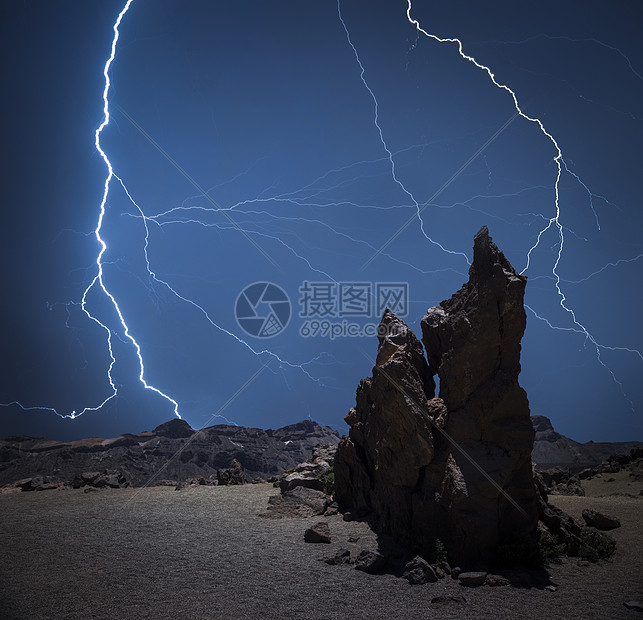 强烈的雷雨强烈的闪电山的背景下闪电山上图片