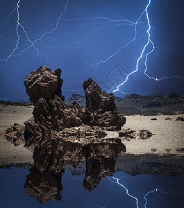 强烈的雷雨强烈的闪电山的背景下闪电山上图片