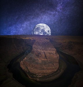 亚利桑那州北部科罗拉多河著名的马蹄形弯道夜晚,星空月亮照耀著名的马蹄弯背景图片