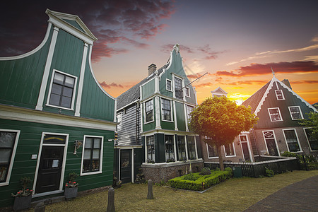 星空的夜景荷兰小镇Volendam的传统房屋星空的夜景图片