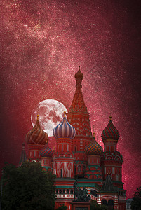 巴西尔大教堂莫斯科红色广场上的东正教教堂夜晚,月亮星星照耀着巴西尔大教堂图片