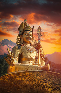 黄金大师仁波切雕像矗立加德满都尼泊尔仁波切大师图片
