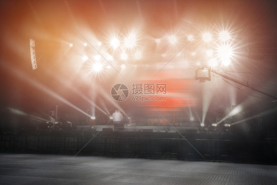 音乐会前的舞台闪耀着探照灯的光以前的舞台图片