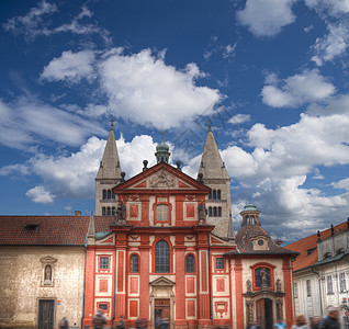 风景优美的夏季全景古镇建筑与伏尔塔瓦河维特大教堂布拉格,捷克共国布拉格的瓦尔塔瓦河维特大教堂图片