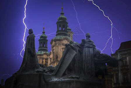 闪电的明亮闪光Janhus的纪念碑位于布拉格的城镇广场闪电的闪光图片