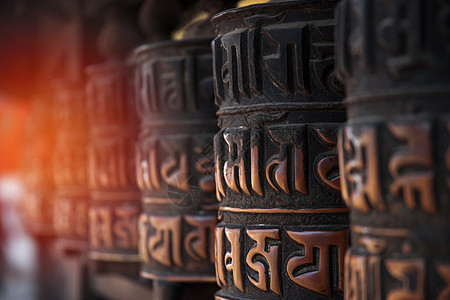 祈祷鼓轴上的圆筒滚筒,含咒语尼泊尔祈祷鼓图片