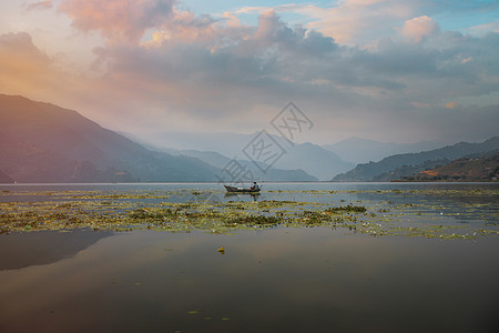 菲瓦湖位于尼泊尔大湖泊,位于波卡拉山谷附近的波卡拉萨朗科特山菲瓦湖图片