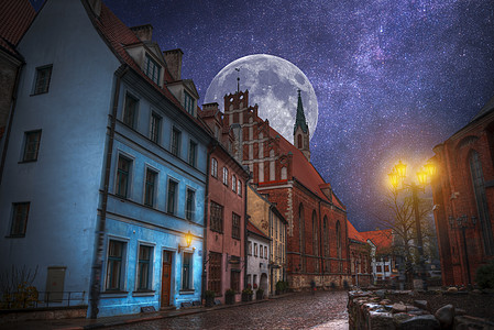 夜里加的老街道灯光,星星月亮闪闪发光里加夜的老街道图片