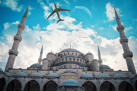 飞机低空飞过土耳其伊斯坦布尔的蓝色清真寺苏丹卡米伊蓝色清真寺图片