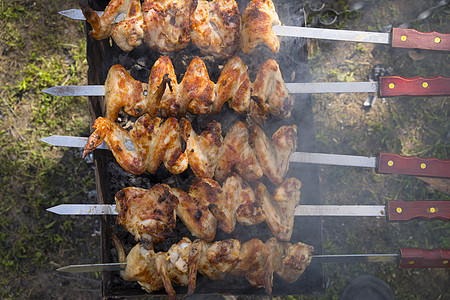 露天烤架上的炸鸡翅烤架上的炸鸡翅图片