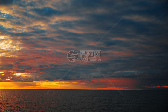 日落海里五颜六色的水云日落海里图片