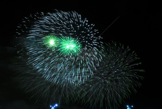 夜空下的节日烟花节日烟火图片