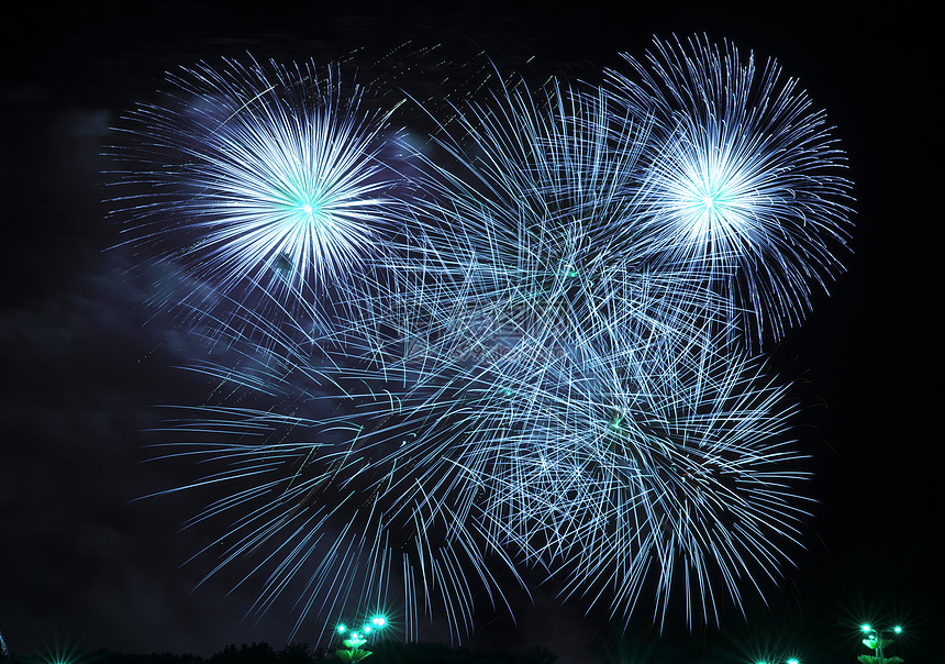 夜空下的节日烟花节日烟火图片