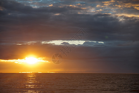 黄昏的海洋上五颜六色的日落日落黄昏的海洋上图片