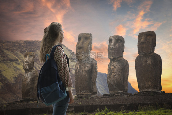 带着背包的女游客看复活节岛的雕像复活节岛图片